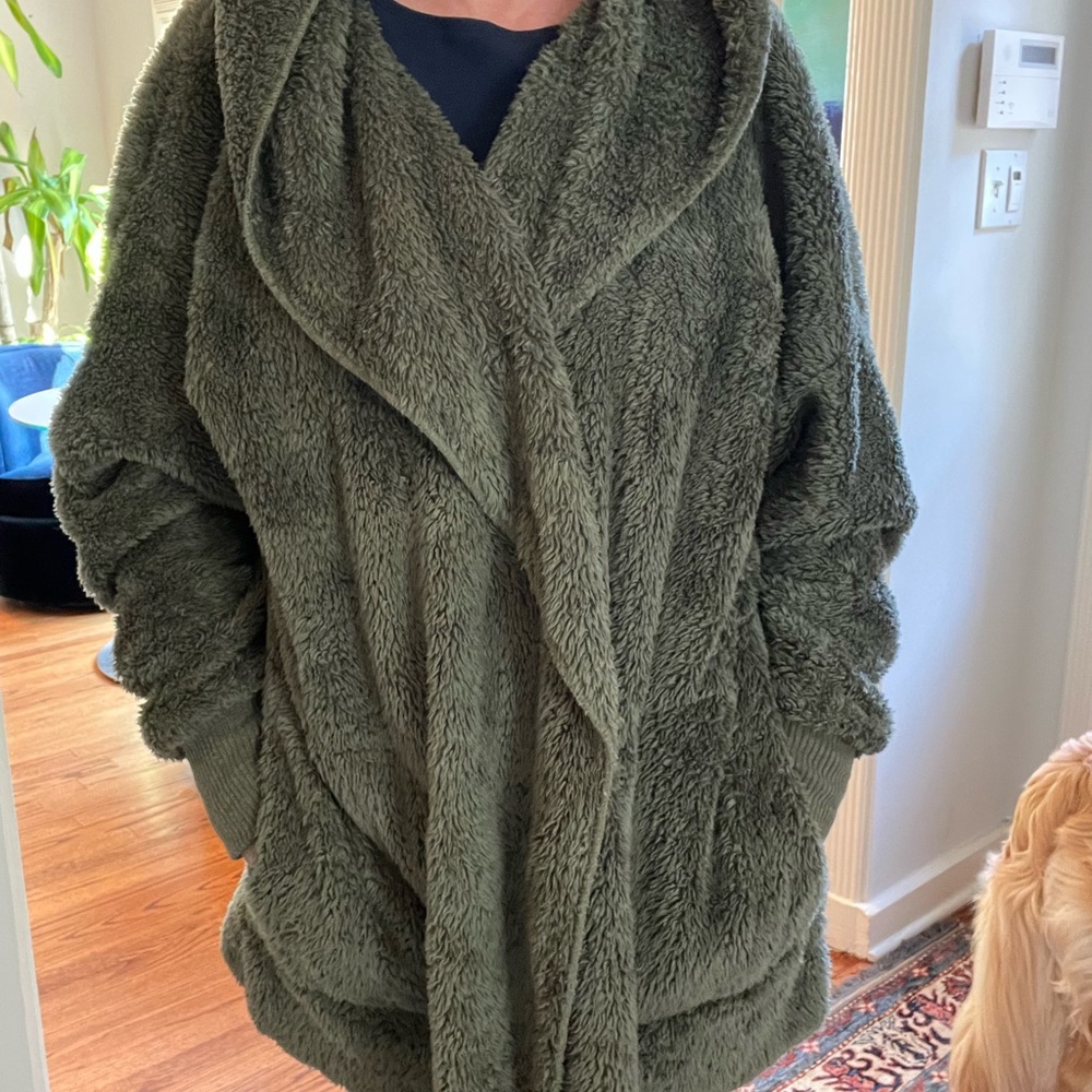 Fuzzy fleece thigh length hooded robe